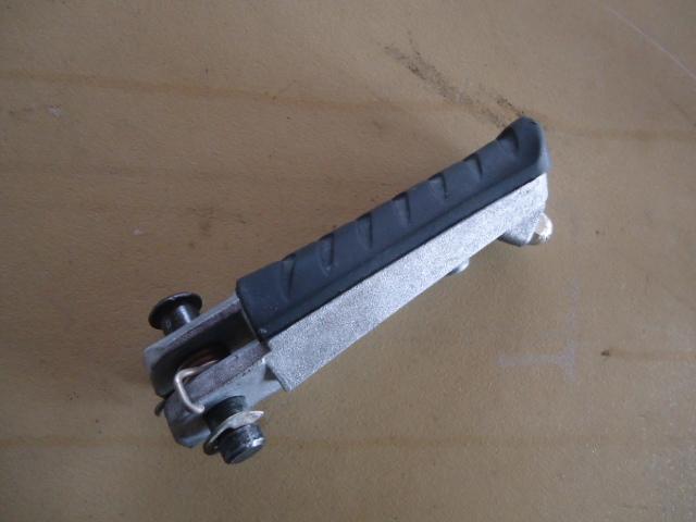 2001 triumph tt 600 front right foot peg rest