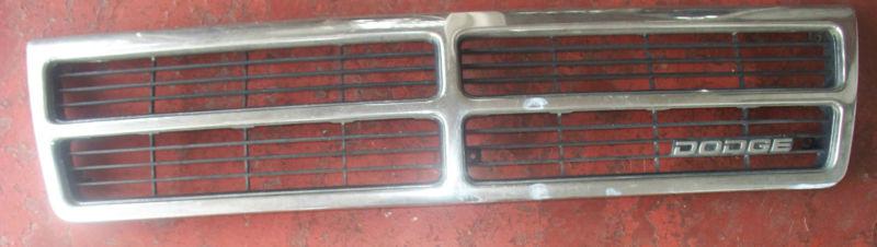 91 92 93 94 95 dodge caravan chrome front grille with emblem 5263528 dsz15 *