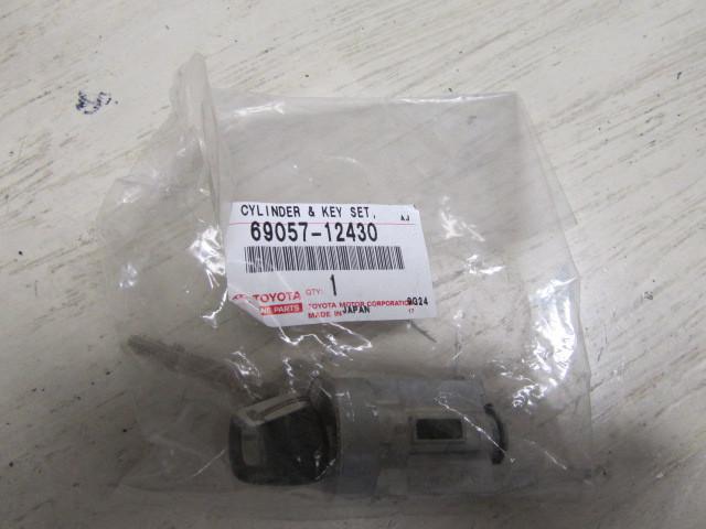 Toyota  corolla 1998 new oem cylinder & keys 69057-12430