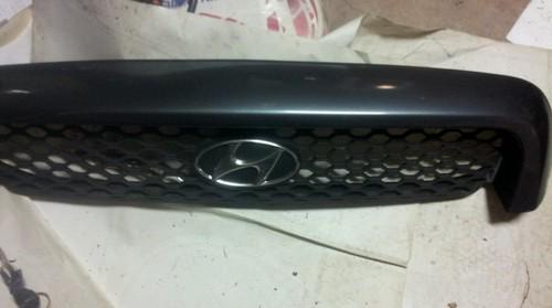 2000 hyundai santa fe grille oem emblem