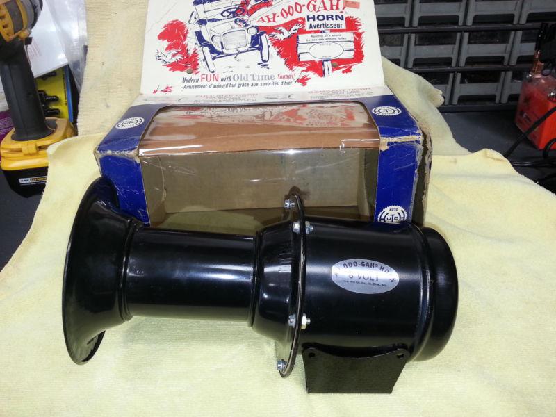 Nos hutchins  ahooga, ahoogah, horn 6 volts positive ground new in box
