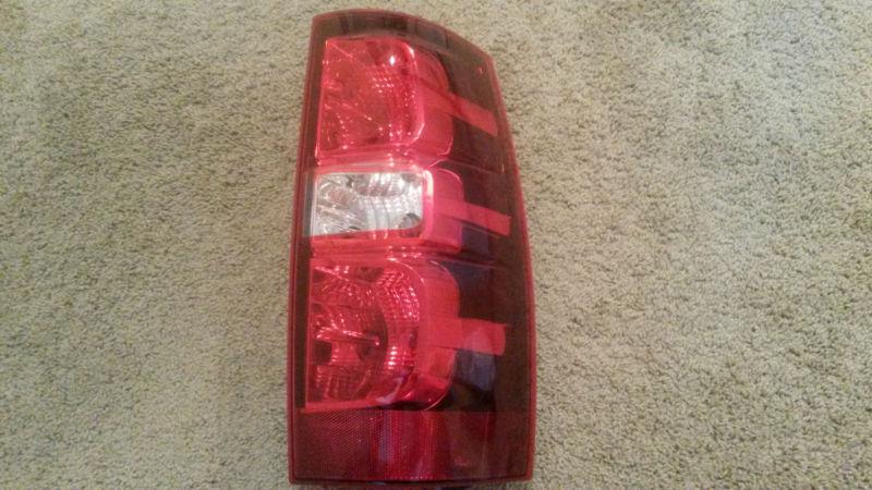 2007-2013 chevrolet tahoe right (passenger) side tail lamp, oem