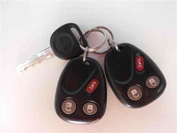 Two 02 03 04 gmc envoy keyless entry remote key fob oem