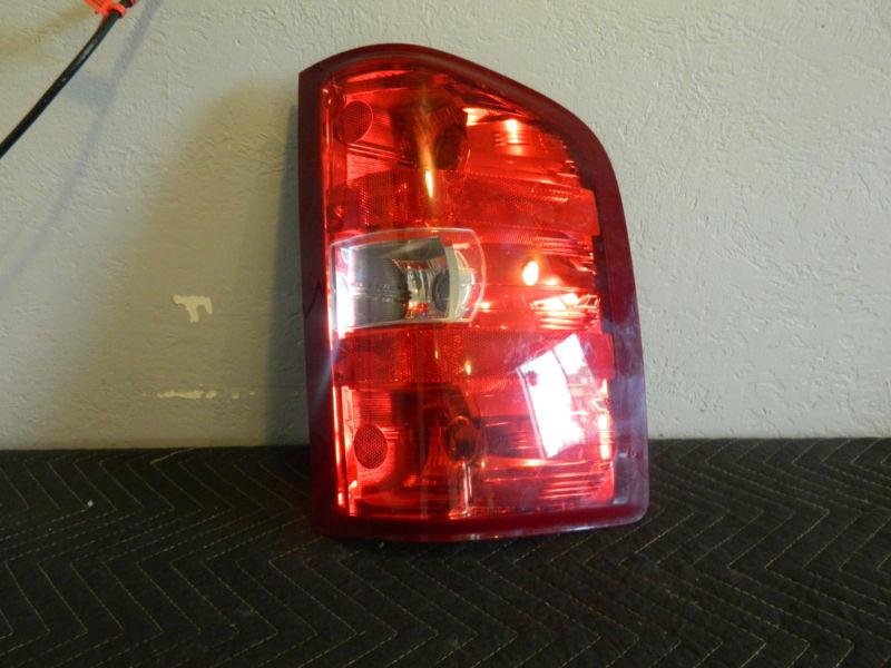 Oem 2007-2012 chevy silverado 1500 right/ passenger side tail light assembly