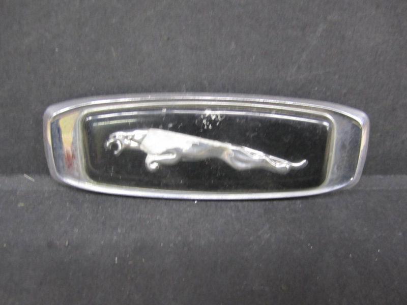 Jaguar emblem ornament leaping cat faces left oe                             "f"