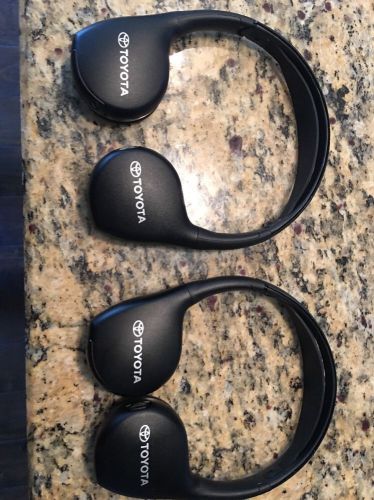 2 genuine toyota wireless infrared headphones  pt943-00140 updates pt900-00100-h