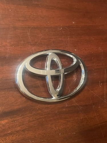 Oem 2002 2003 2004 2005 2006 toyota camry front grille logo badge emblem