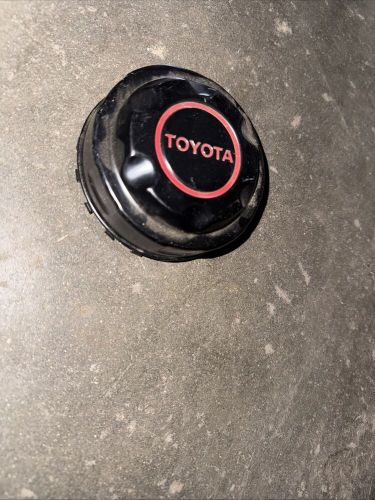 Nos  toyota 85-90 land cruiser rear wheel hub center cap