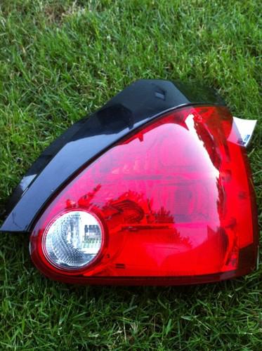 Nissan maxima 2004 right passenger tail light