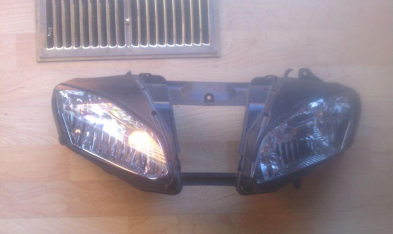 Oem used yamaha 2007 r6 headlight with bulbs.