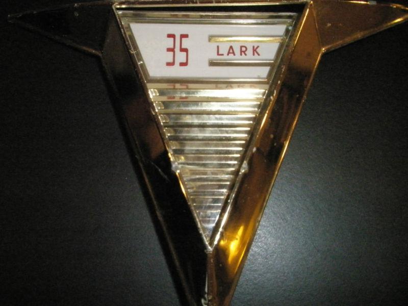 1959 evinrude lark front cover golden v emblem for 35 hp
