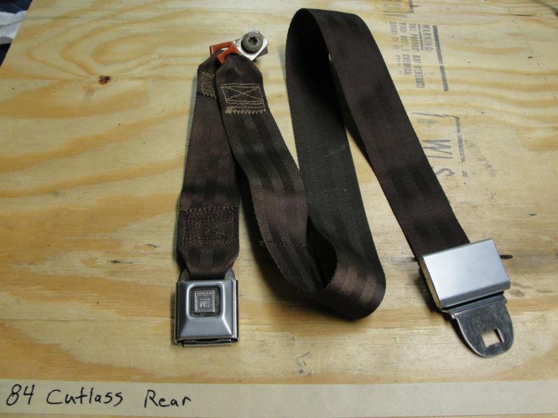 Oem 78-87 cutlass malibu monte 442 - rear seat belt receiver buckle (dark brown)