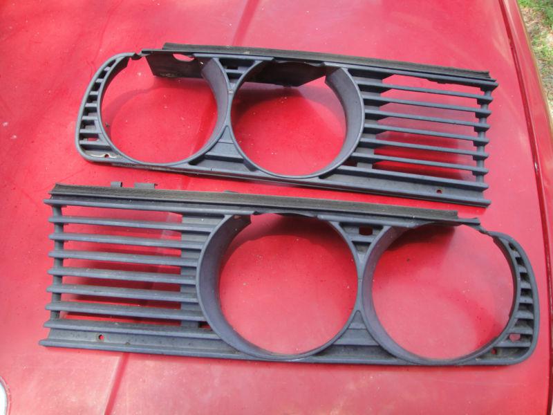 Left & right grille assemblies from a 1987 bmw 325i both in good condition