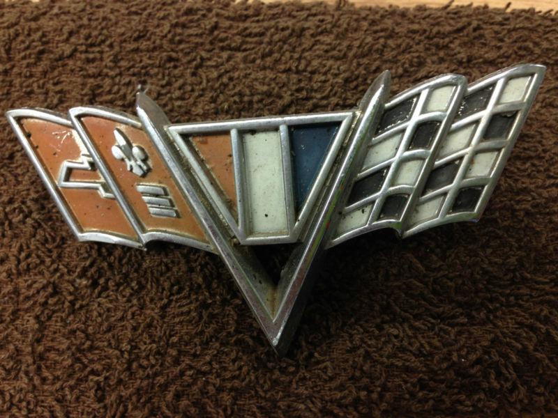 Vintage 1964, 1965, 1966, 1967 chevrolet v flag emblem corvette camaro 