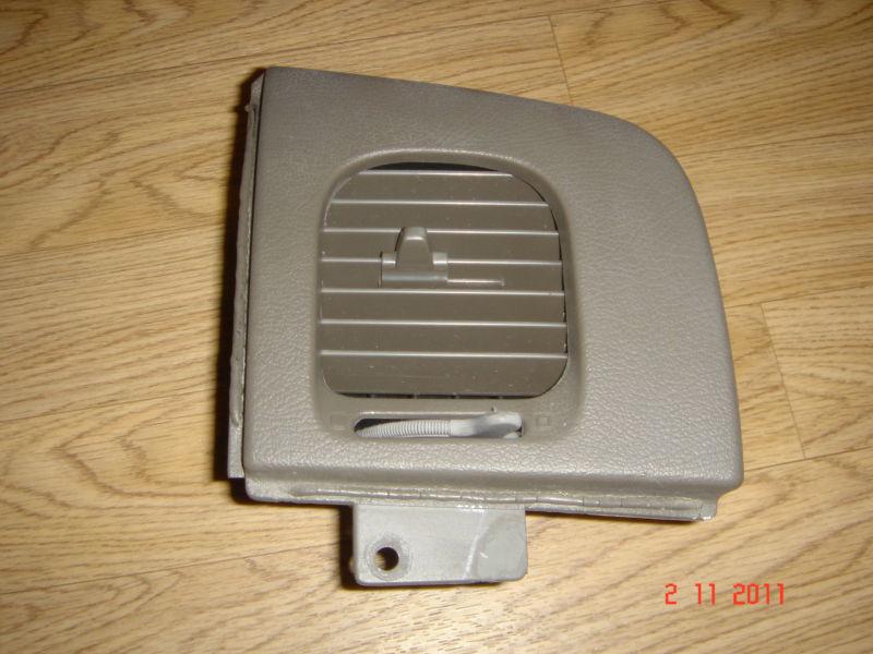 Used rh dash vent from 2003 crown victoria p71