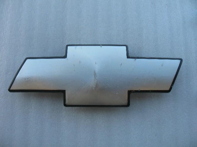 2000 chevrolet silverado front grille emblem logo decal badge sign oem 99 01 02