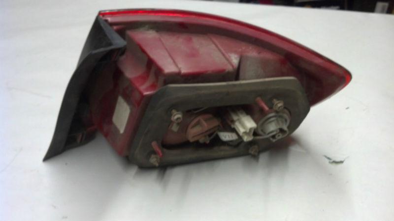 2005 hyundai elantra  tail light right