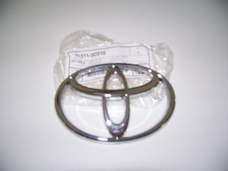 Front grille emblem tundra 1999-2002 genuine toyota new