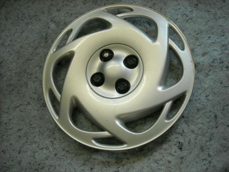00 01 02 saturn wheel hub cap 15"