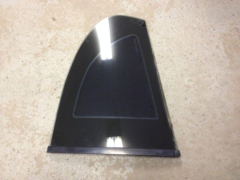 1999-2004  ford mustang - passenger side ( rh ) quarter glass window