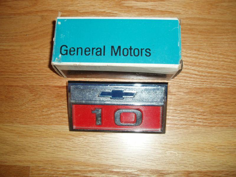 1966 chevrolet truck series 10 nos front fender emblem - 1 only