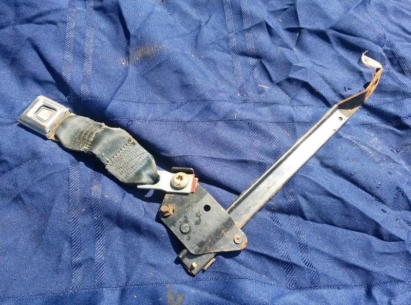 Ford ranger 1990 -passenger seat belt receiver w/ bracket