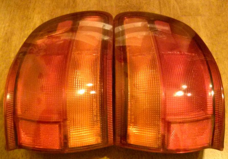 Toyota previa driver and passenger side tail light (set of 2)