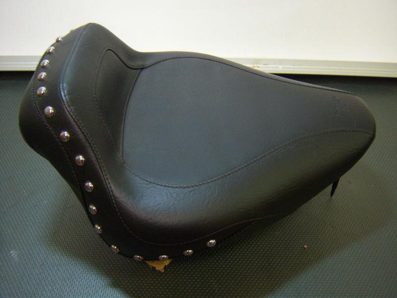 Harley new mustang softail sport touring studded solo seat 2000-2006 75225