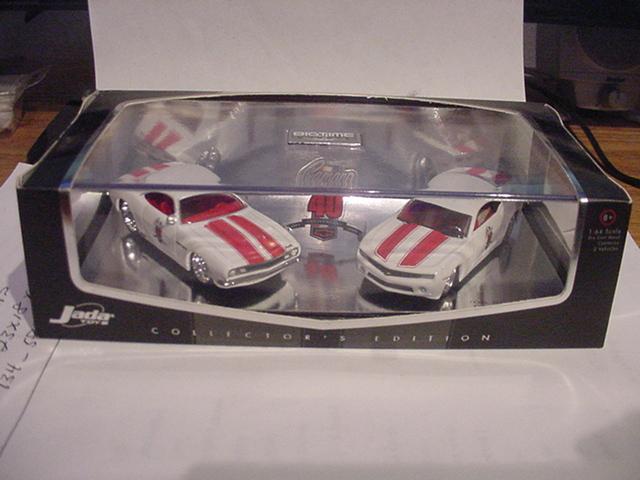 Collector's edition camaro 40th anniversary 1967 to 2007 diecast 2 car set !!!