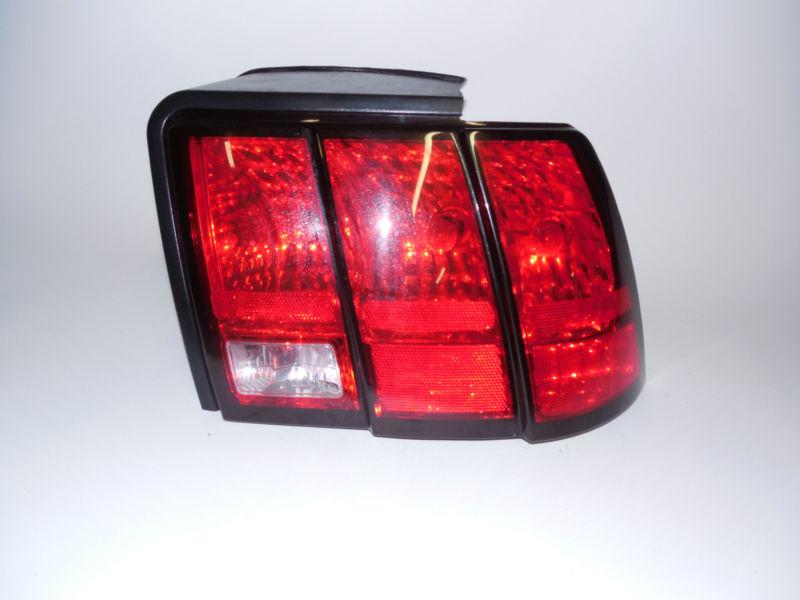 00 01 02 03 04 ford mustang oem right tail light nice!