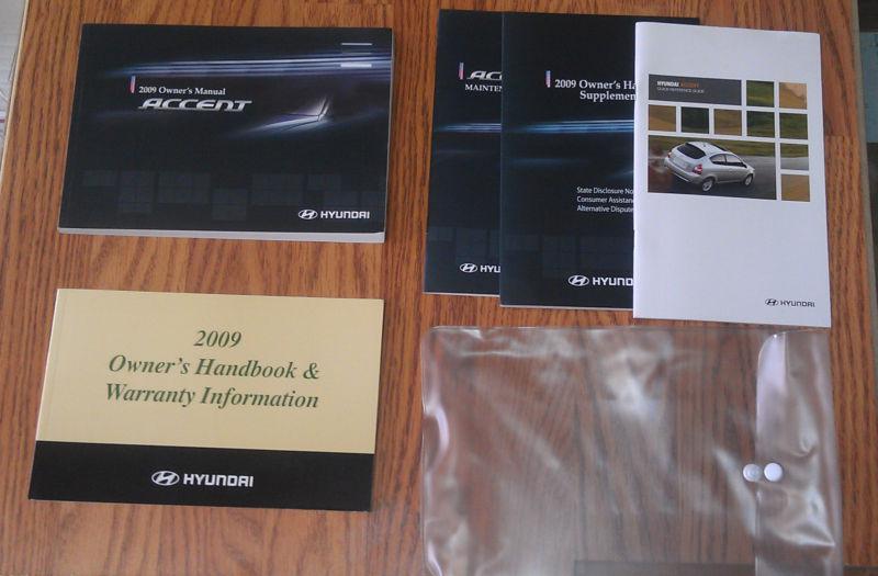 2009 hyundai accent owners manual set and case  / 09 accent owner's manual 