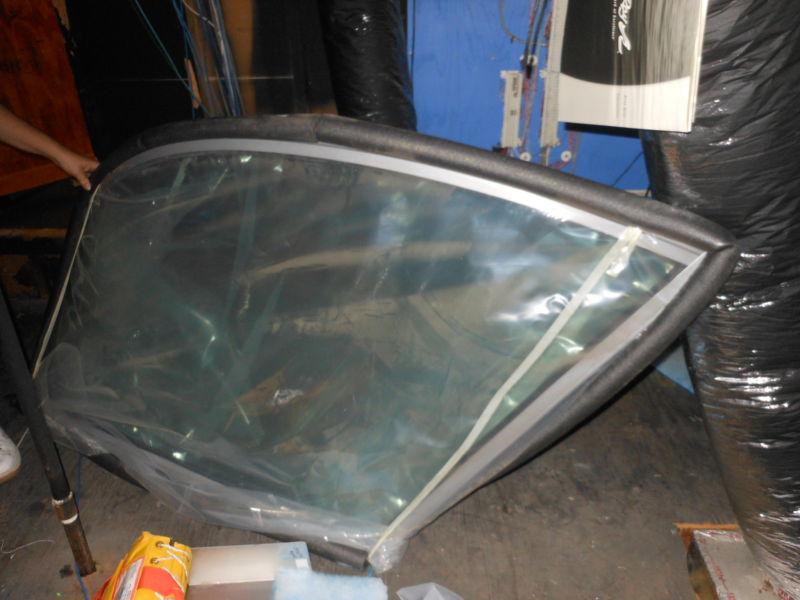 Searay 340 sundancer starboard windshield 1684401