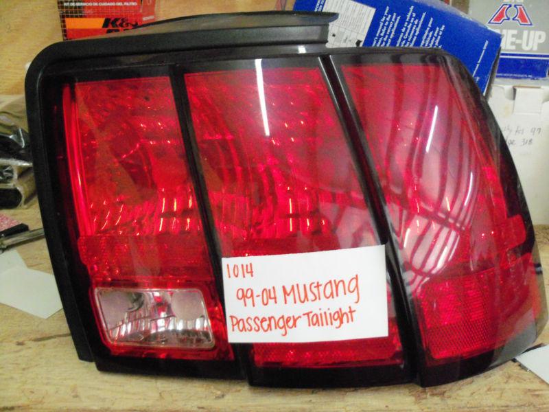 1999-2004 ford mustang gt passenger side tail brake light right lens assembly