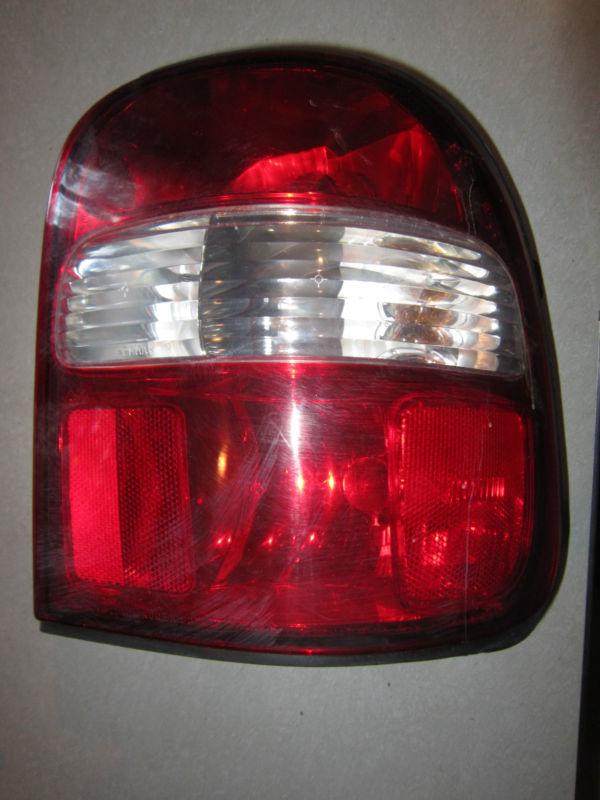 98-02 kia sportage lh tail light 