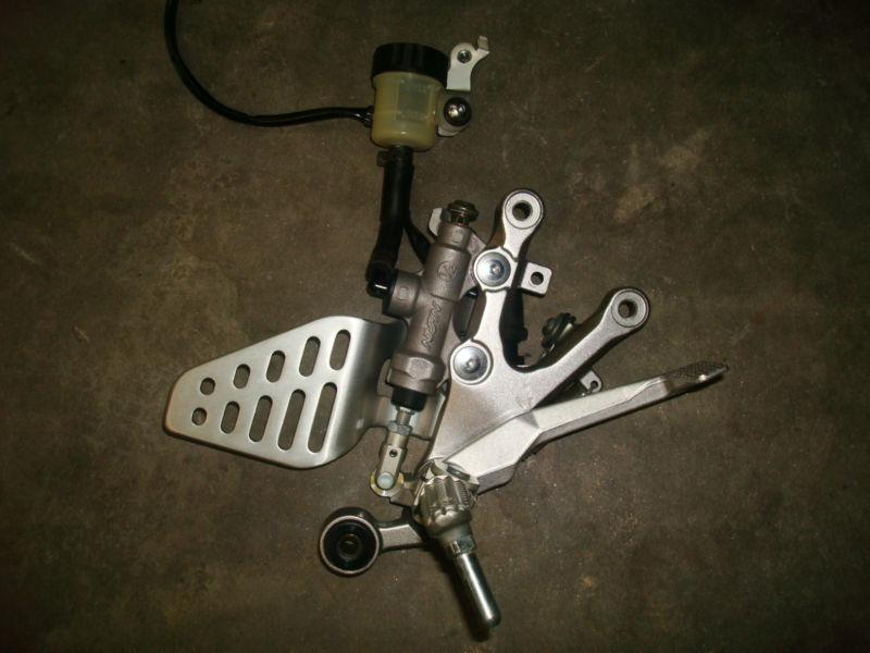 06 yamaha yzf r6  right side rear set w/ master cylinder and resevoir etc