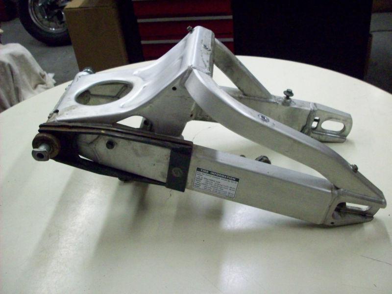 2002 yamaha yzf r6 swing arm   oem 