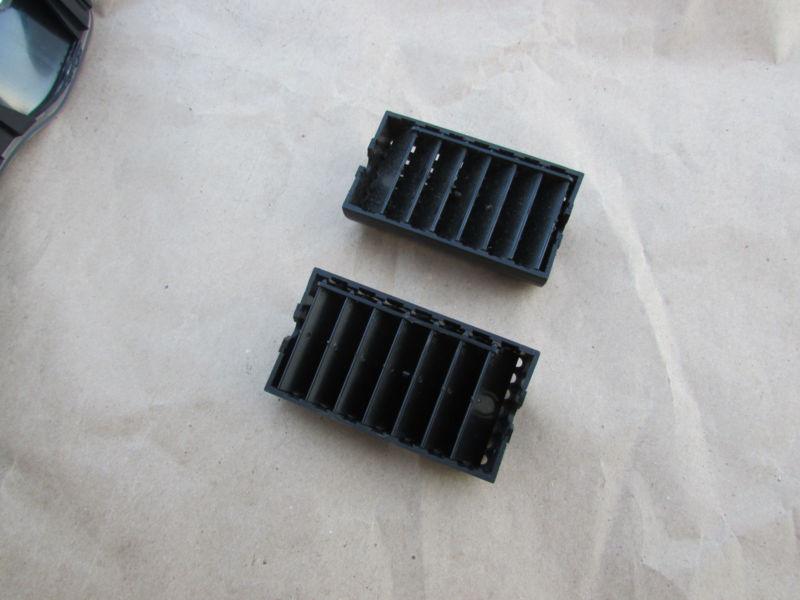 Mustang 1994-1998 - black center dash - a/c heater vents - pair