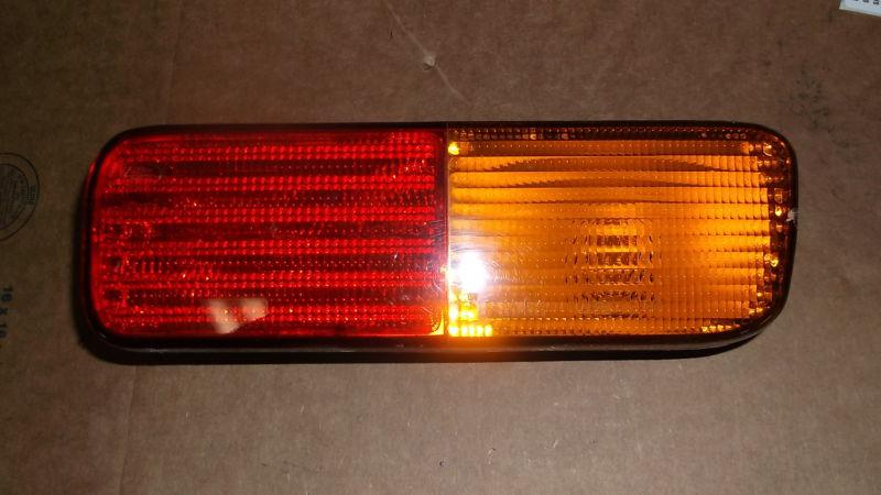 Land rover discovery 2 right rear bumper light amber 99 00 01 02  passenger side