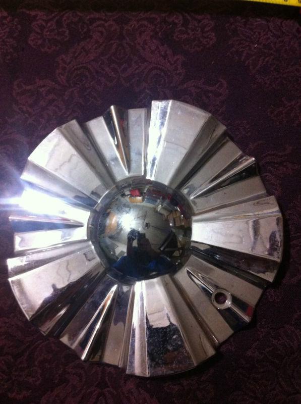 1 xion wheels chrome center cap   part# 5582295   stock# 146