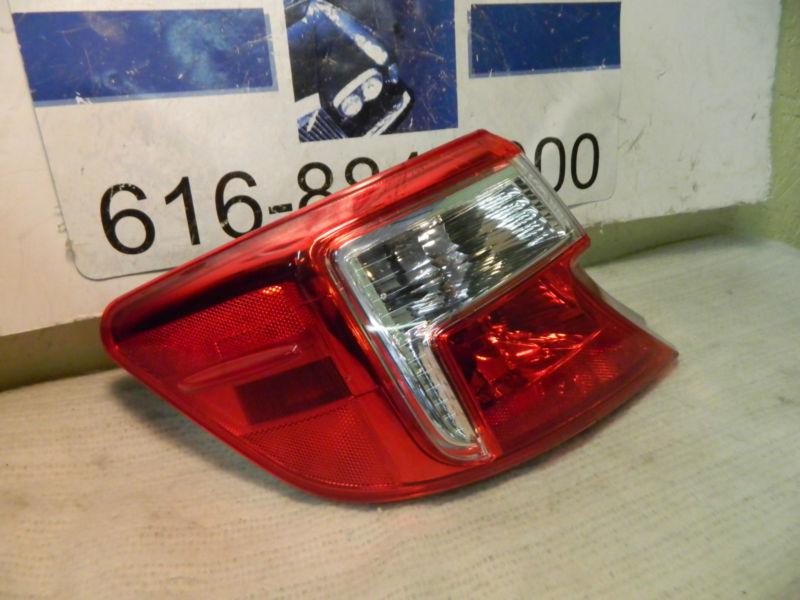 Toyota camry 2012-2013 left/driver side oem tail light w/o bottom bracket