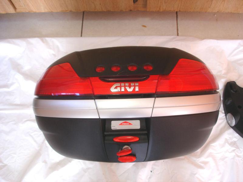 Givi universal luggage trunk box w/ bracket & key 