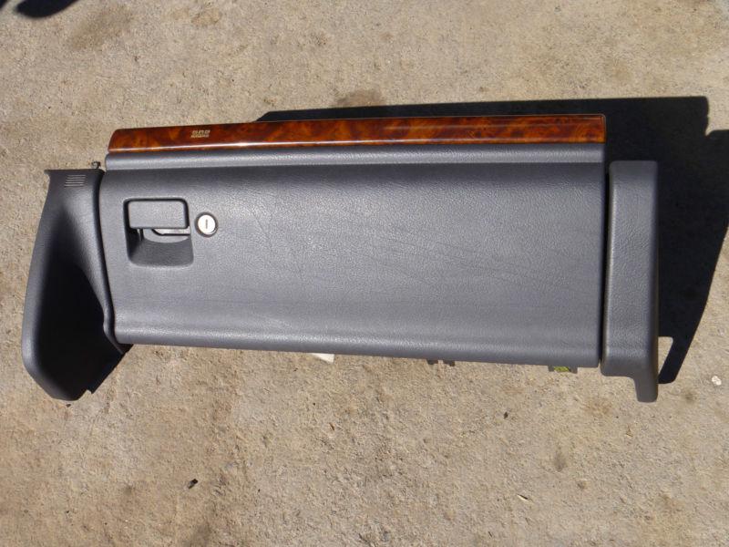 Jeep grand cherokee interior dash glove box assembly