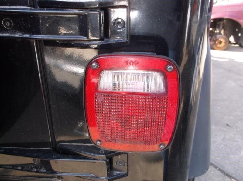 Right taillight for 98 99 00 01 02 03 04 05 06 jeep wrangler ~ 4951663