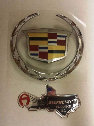 Gm 22985036 two piece wreath/crest grille emblem for escalade by cadillac