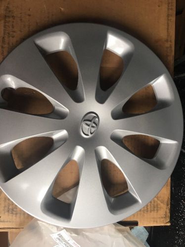 2012-2015 toyota prius c hub cap new