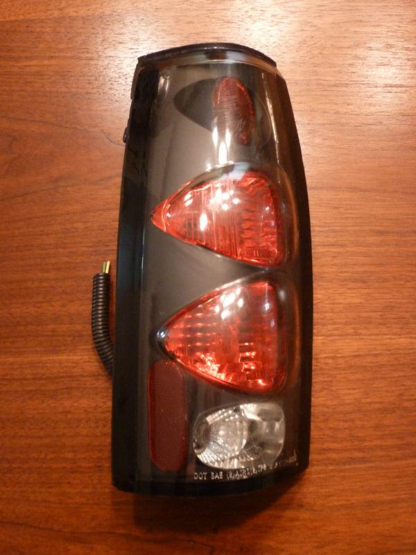 Ford f250 superduty 1999-2000 right tail light fits excursion