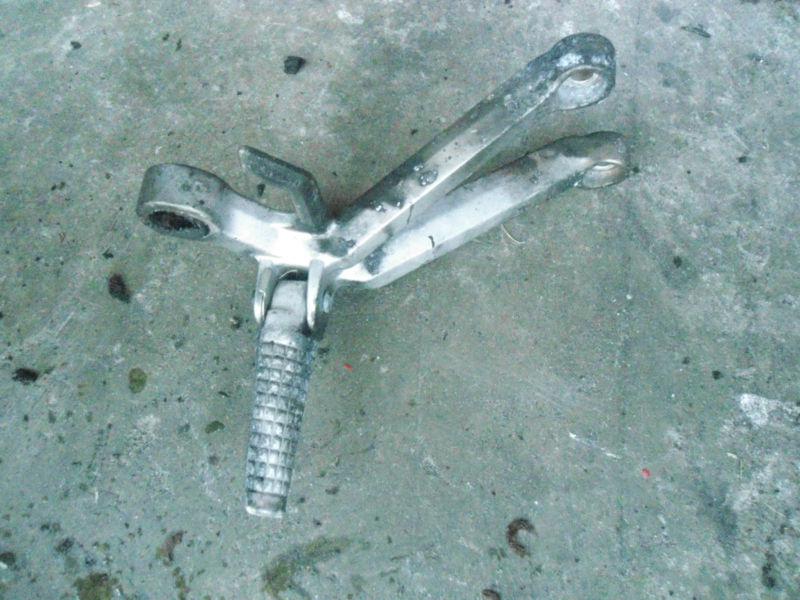 2005 suzuki gsxr600 gsxr gsx r 600 gsx-r600 right rear footpeg foot peg