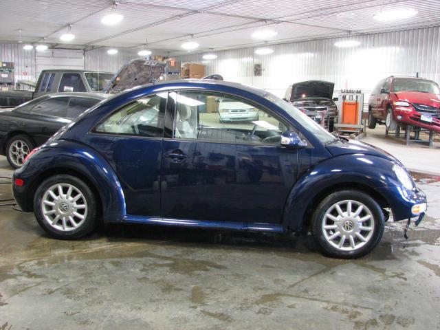 2005 volkswagen beetle 21812 miles front door right