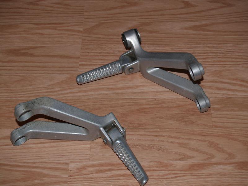 1994 honda cbr 900 rear foot pegs (2) l/r