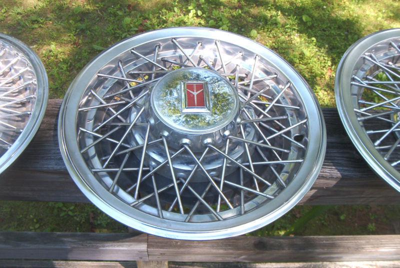 Oe 15 inch wire wheelcover, 1980-84 olds fullsize # 4070, decent driver quality